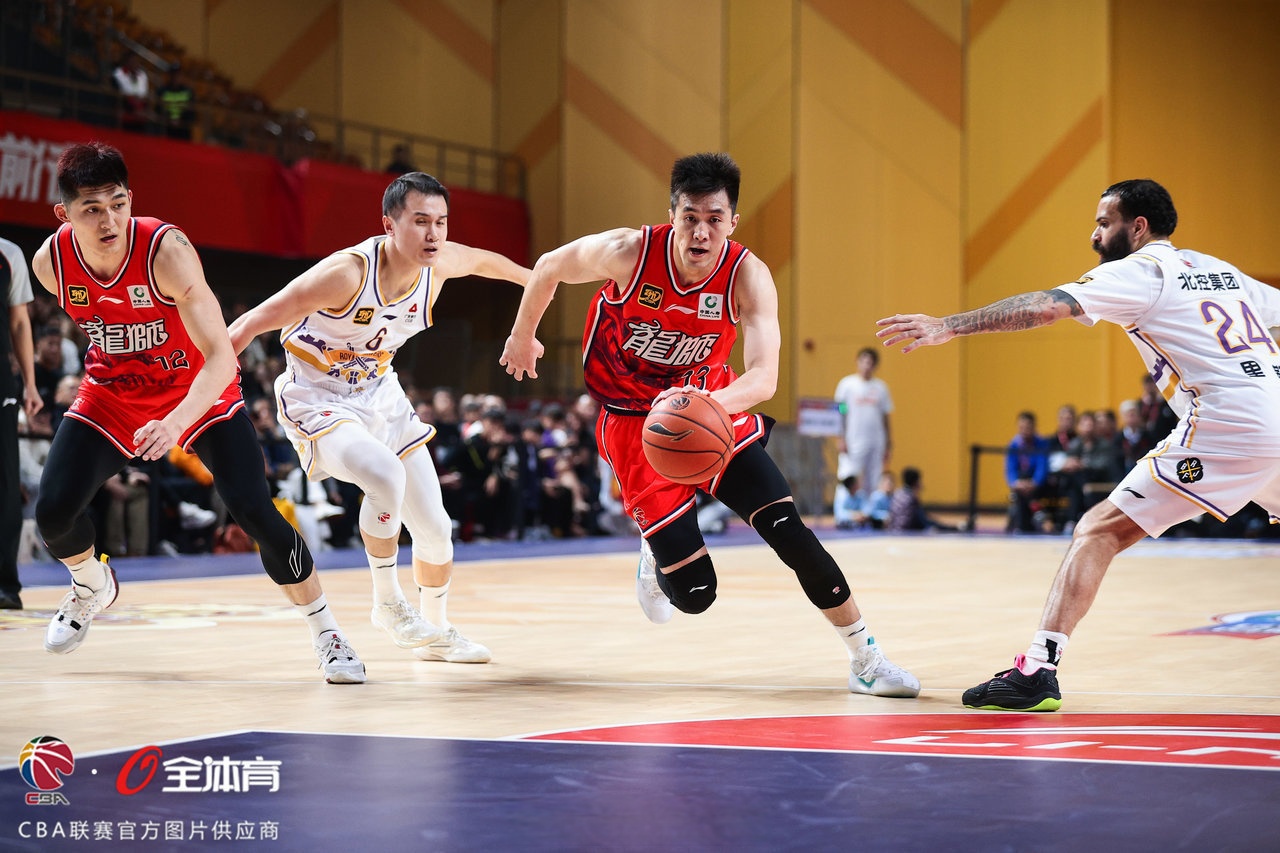 关于广东宏远迎CBA季后赛关键赛；今晚临场应变；更衣室稳定；球探报告显示潜力的信息